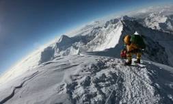 Sur cette photo d'archives du 17 mai 2018, des alpinistes approchent du sommet de l'Everest par la face sud, située au Népal.