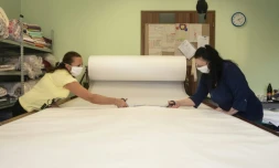 Des employés de la la petite entreprise tchèque Nanospace à Pisek, à 100 km au sud de Prague, le 20 mars 2020