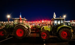 Blocages d'agriculteurs sur l'A10 au péage de Saint-Arnoult-en-Yvelines, au sud-ouest de Paris le 26 janvier 2024