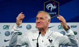Le sélectionneur de l'équipe de France Didier Deschamps s'exprime devant les reporters au Stade de France, le 27 mars 2017