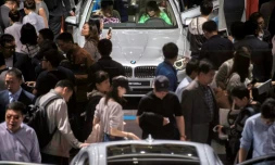 Des visiteurs sur le stand BMW au Salon Auto le 27 avril 2016 à Pékin