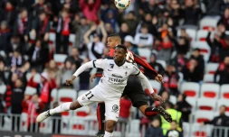 Duel aérien entre l'attaquant de Metz Opa NGuette (g) et le défenseur de Nice Dalbert, le 15 janvier 2017 à l'Allianz Riviera