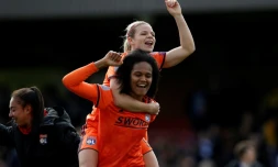 La joueuse de Lyon Eugénie Le Sommer buteure sur les épaules de Wendie Renard lors de la victoire en demi-finale de Ligue des champions sur Chelsea le 28 avril 2019