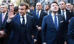 Le président français Emmanuel Macron (G) et le Premier ministre italien Giuseppe Conte (D) le 27 février 2020 dans les rues de Naples