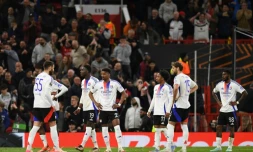 Le désarroi des Lyonnais, éliminés de la Ligue Europa au bout du suspense par Manchester United, le 17 avril 2025 à Old Trafford