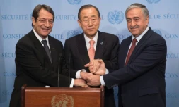 Le président Le président chypriote Nicos Anastasiades (g) et le leader chypriote turc Mustafa Akinci (d) entourent le secrétaire général de l'ONU Ban Ki-moon, le 25 septembre 2016 à New York