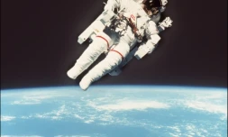 L'astronaute américain Bruce McCandless évolue librement dans l'espace sur son fauteuil spatial le 07 février 1984 lors d'une mission spatiale de la navette américaine Challenger