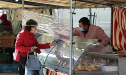 Sur le marché de l'Avenue de Saxe à Paris, le 14 mai 2020