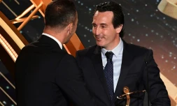 Unai Emery reçoit le trophée du meilleur entraîneur de Ligue 1 des mains de Youri Djorkaeff, le 13 mai 2018 à Paris
