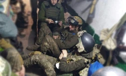 Poursuite des évacuations à Azovstal selon Kiev, premier procès pour crime de guerre