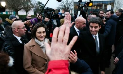 Le Premier ministre Gabriel Attal (d) et la ministre de l'Education Amélie Oudéo-Castéra, en visite au collÚge Saint-Exupéry, à Andrésy, au nord-ouest de Paris, le 12 janvier 2024