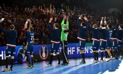 Les Experts saluent le public à l'issue de leur victoire sur l'Islande au Mondial de hand, le 21 janvier 2017 à Villeneuve-d'Ascq 