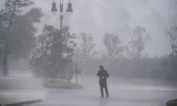 Un journaliste dans une rue de Lake Charles, le 9 octobre 2020 pendant le passage de l'ouragan Delta en Louisiane