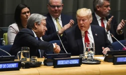 Le président des Etats-Unis Donald Trump serre la main du secrétaire général de l'ONU Antonio Guterres à New York le 24 septembre 2018.