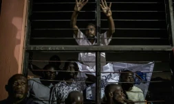 Des partisans de l'opposition assistent par une fenêtre au dépouillement des bulletins de vote de la présidentielle en République démocratique du Congo (RDC), le 30 décembre 2018 à Kinshasa.
