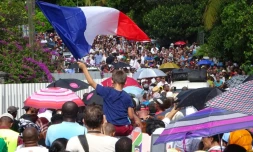 Un enfant agite un drapeau français le 19 avril 2016 à Mamoutzou pendant la marche contre la violence et l'insécurité dans le département de Mayotte à l'occasion d'une journée "île morte"
