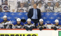 L'entraßneur des St Louis Blues Craig Berube (c) suit le match 1 du 1er tour de Conférence Ouest NHL contre les Winnipeg Jets, le 10 avril 2019 au Canada