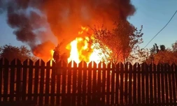 Photo diffusée sur le canal Telegram officiel du gouverneur de la région de Moscou Andreï Vorobiov, le 17 mai 2026, montrant un bâtiment en feu après une attaque aérienne sur un lieu non divulgué dans la région de Moscou