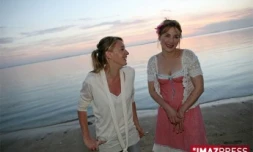 Saint-Gilles de la reunion . Ludivine Sagnier et Julie Depardieu sur la plage de l'hermitage à saint-gilles(photo imaz press reunion)