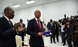 Le prĂ©sident haĂŻtien Michel Martelly s'apprĂȘte Ă remettre son Ă©charpe prĂ©sidentielle Ă Jocelerme Privert, prĂ©sident de l'AssemblĂ©e nationale, durant une cĂ©rĂ©monie au parlement haĂŻtien Ă Port-au-Prince, le 7 fĂ©vrier 2016