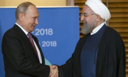 Les présidents russe Vladimir Poutine et iranien Hassan Rohani se réunissent en marge du sommet de l'Organisation de coopération de Shanghai, le 9 juin 2018 à Qingdao, en Chine