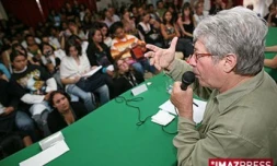 Jeudi 25 Octobre 2007
Claude Miller rencontre des jeunes passionés de cinema au lycée évariste de parny à saint-paul