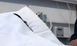 Abderrahman Mechkah comparaît par liaison vidéo depuis l'hôpital devant le tribunal de Turku, en Finlande, le 22 août 2017 