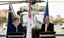 La ministre australienne de la Défense, Marise Payne et son homologue français, Jean-Yves Le Drian, lors d'une conférence de presse le 19 décembre 2016 à Sydney