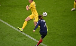 Le Français Antoine Griezmann a ouvert la marque à la 19e minute d'une superbe frappe enroulée dans la lucarne lors du match de qualification pour le Mondial 2022 contre l'Ukraine, au Stade de France, le 24 mars 2021