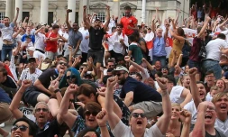 Les supporters anglais fous de joie à Leeds après la qualification en demi finales du Mondial le 7 juillet 2018