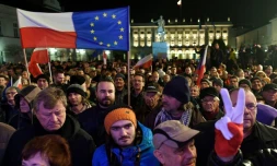 Des manifestants, réunis devant le palais présidentiel de Varsovie, et demandant "des tribunaux libres, des élections libres, une Pologne libre", le 24 novembre 2017