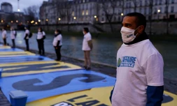 Un militant écologiste participe à une action le 14 janvier 2021 à Paris pour attirer l'attention sur le procès intenté à l'Etat par plusieurs ONG