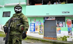 Un militaire en faction dans le quartier de Lucha de los Pobres, dans le sud de Quito, le 12 janvier 2024