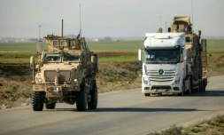 Des véhicules militaires américains en convoi sur une autoroute à l'extérieur de Qamishli, dans la province de Hassaké, au nord-est de la Syrie, le 23 février 2026