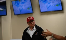 Le président Donald Trump le 29 août 2020 au cours d'une visite à Orange (Texas) aprÚs le passage de l'ouragan Laura qui a frappé la Louisiane et le Texas