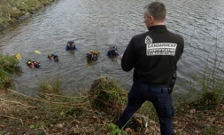 Des plongeurs participent aux recherches dans l'enquête sur la disparition de la famille Troadec, le 3 mars 2017 à Dirinon