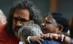 La gourou indienne Mata Amritanandamayi (d),"Amma" étreint une des participantes venue au rassemblement à Paris en son honneur, le 26 octobre 2016
