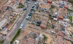 Vue aérienne de maisons détruites par une tornade, le 26 août 2026 à Pomas, dans l'Aude