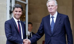 Le nouveau Premier ministre Michel Barnier (D) sur le perron de l'hôtel Matignon avec son prédécesseur Gabriel Attal le 5 septembre 2024 à Paris