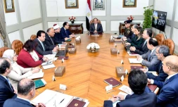 Photo diffusée par la présidence égyptienne le 2 février 2019 montrant le président Abdel Fattah al-Sissi (C) lors d'une réunion avec des membres de son gouvernement