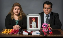 Mireya Rodriguez et Alejandro Jurado montrent, le 15 juin 2018 à Mexico, avec la photo de leur fille de 7 ans Paola morte dans l'effondrement de l'école Rebsamen le 19 septembre 2017
