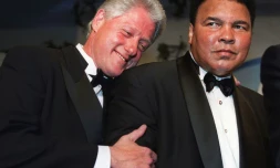 Bill Clinton et Mohamed Ali, le 28 octobre 2000 à Washington