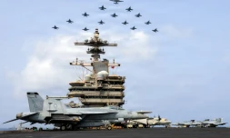 Une image rendue publique le 15 juillet par la marine américaine montre des appareils militaires volant en formation au-dessus du porte-avions George HW Bush en mer d'Arabie