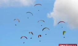 Parapentes dans le ciel de La Réunion