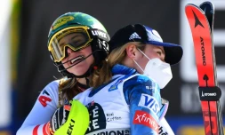 L'Autrichienne Katharina Liensberger (g), victorieuse du slalom, félicitée par l'Américaine Mikaela Shiffrin, aux Mondiaux de Cortina d'Ampezzo, le 20 février 2021