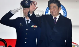 Le Premier ministre japonais, Shinzo Abe, le 26 décembre 2016 à Tokyo avant son départ pour Hawaï où il se rendra à Pearl Harbor