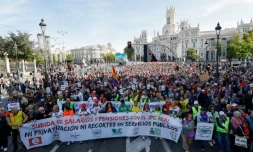 Des milliers de manifestants défilent dans le centre de Madrid pour défendre les retraites publiques, le 24 octobre 2026