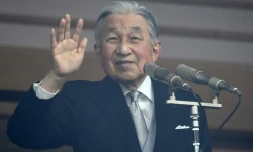 L'empereur du Japon Akihito salue la foule lors d'une cérémonie marquant son 85ème anniversaire au Palais impérial de Tokyo, le 23 décembre 2018
