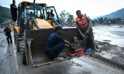 Les secouristes évacuent une personne ayant survécu à la crue soudaine à Devghat, dans le district de Nuwakot au Népal, le 26 août 2026