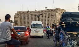 Un policier stoppe la circulation le 21 septembre 2019 sur la place Tahrir, dans le centre du Caire, en Egypte